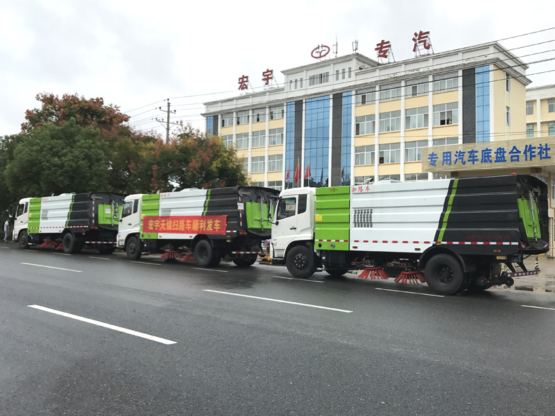 三臺天錦掃路車發往新疆